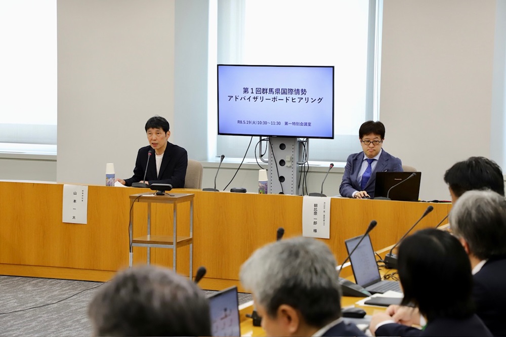 あいさつする山本知事