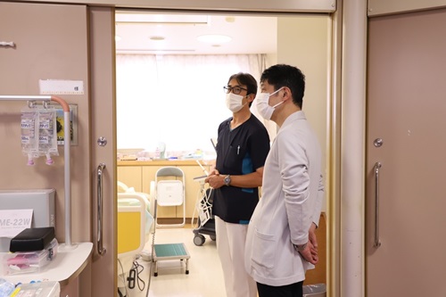 写真：院内を視察する山本知事