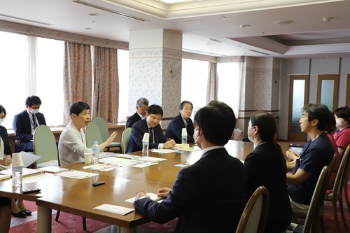 写真：意見交換をする山本知事と病院関係者