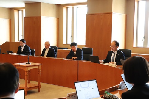 写真：あいさつする山本知事