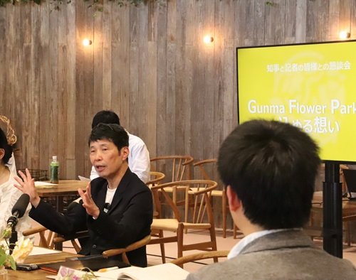 写真：挨拶する山本知事