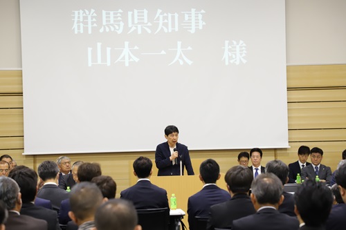写真：祝辞を述べる山本知事