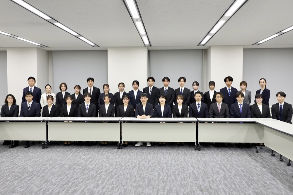 山本知事と出席者の記念写真