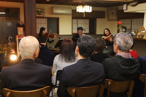写真：演奏を聴く山本知事