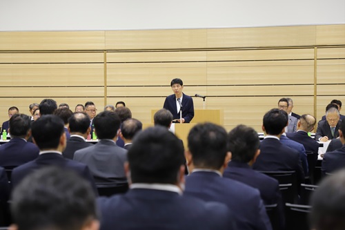 写真：あいさつする山本知事