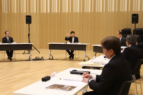 写真：意見交換する山本知事と理事