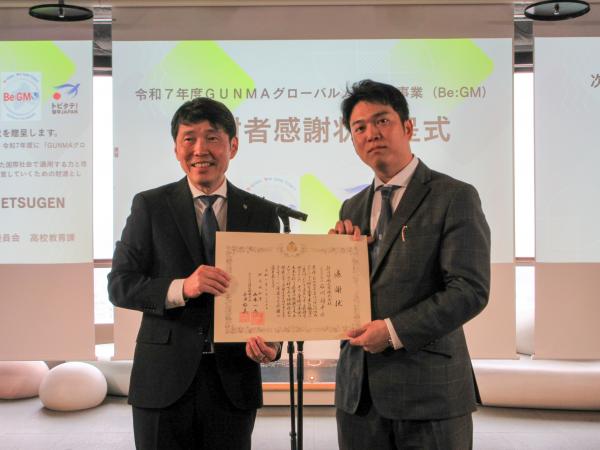 感謝状贈呈、群馬県知事と朝日印刷工業株式会社様との写真です。