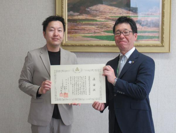 感謝状贈呈、高校教育課課長と山陽技術コンサルタンツ様との写真です。