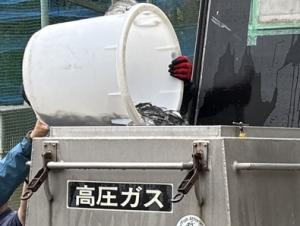計量したアユをトラックの水槽に移している様子の写真