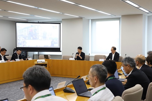 写真：あいさつする山本知事