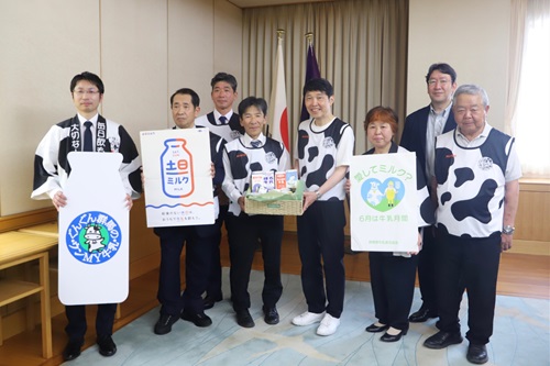写真：記念撮影する出席者