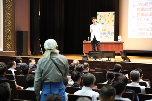 写真：参加者の質問を聞く山本知事