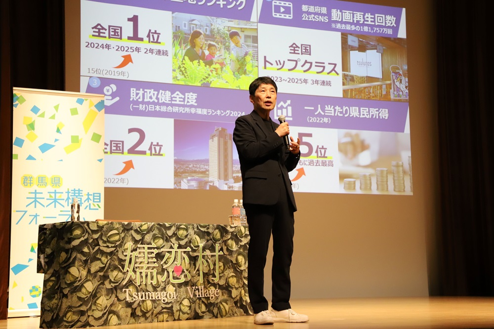 スピーチする山本知事