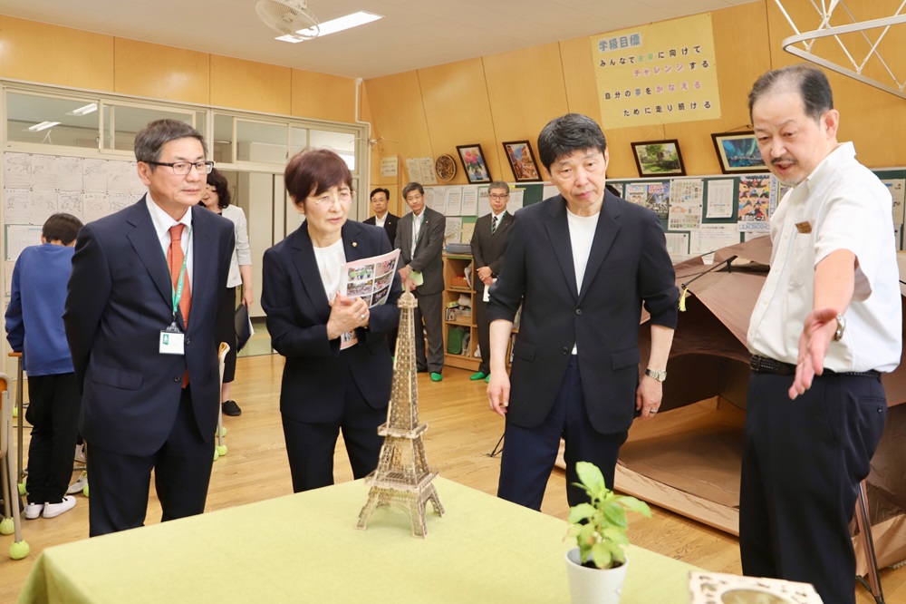 学校視察の様子