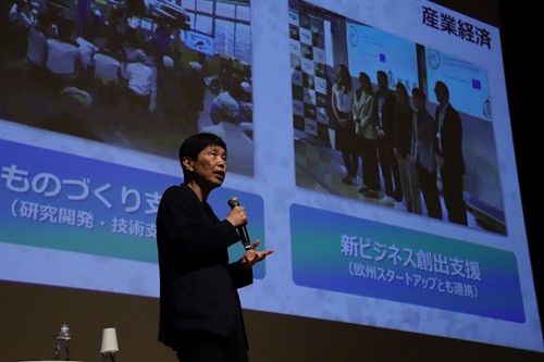 写真：プレゼンテーションを行う山本知事