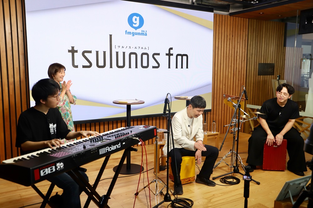 ゲストと音楽セッションをする山本知事