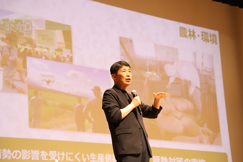 写真：プレゼンする山本知事