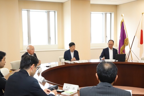 写真：挨拶する山本知事