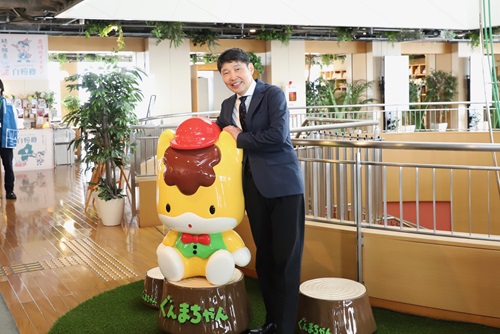 写真：ぐんまちゃんフィギュアと山本知事
