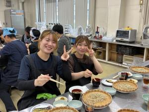 美味しそうに蕎麦を食べる様子の写真