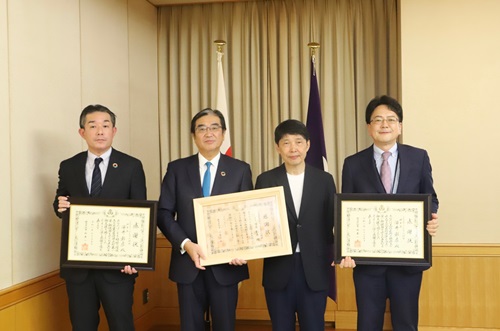写真：山本知事と公益財団法人ぐんぎん財団の皆さま