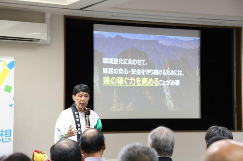 写真：プレゼンテーションを行う山本知事