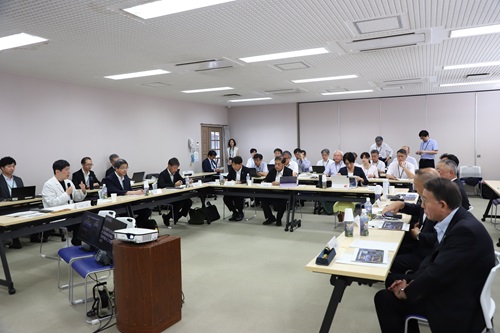 写真：挨拶する山本知事
