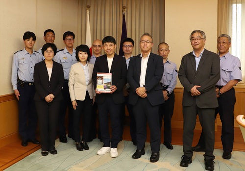 写真：記念撮影する出席者