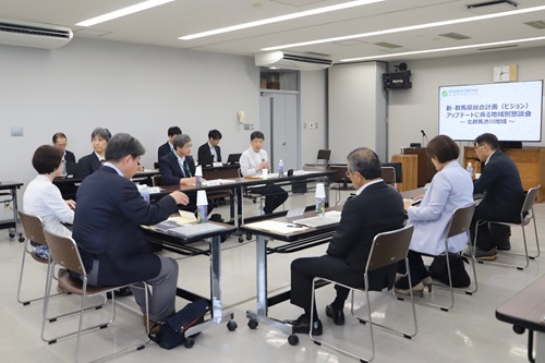 写真：あいさつする山本知事
