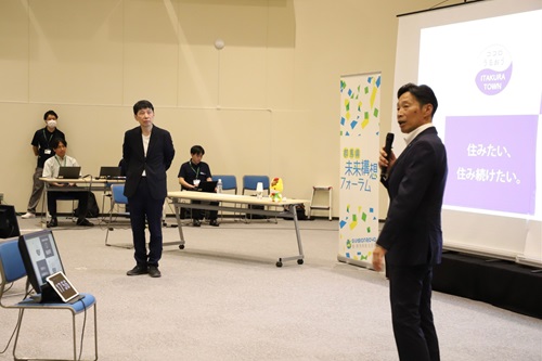 写真：小野田町長のプレゼンを聞く山本知事