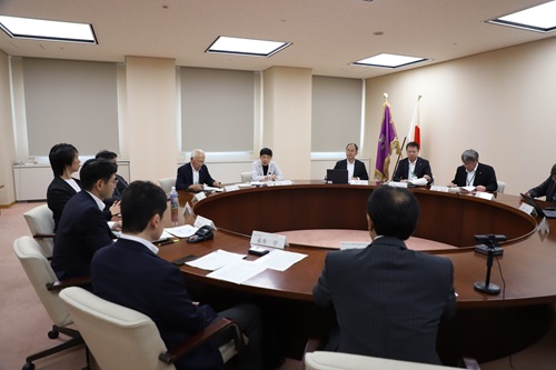 写真：あいさつする山本知事