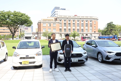 写真：山本知事と富士スバル株式会社代表取締役会長兼ＣＥＯ斎藤様