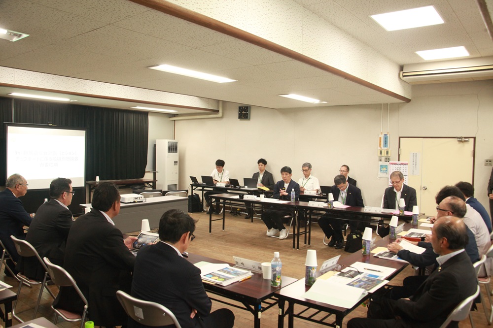 あいさつする山本知事