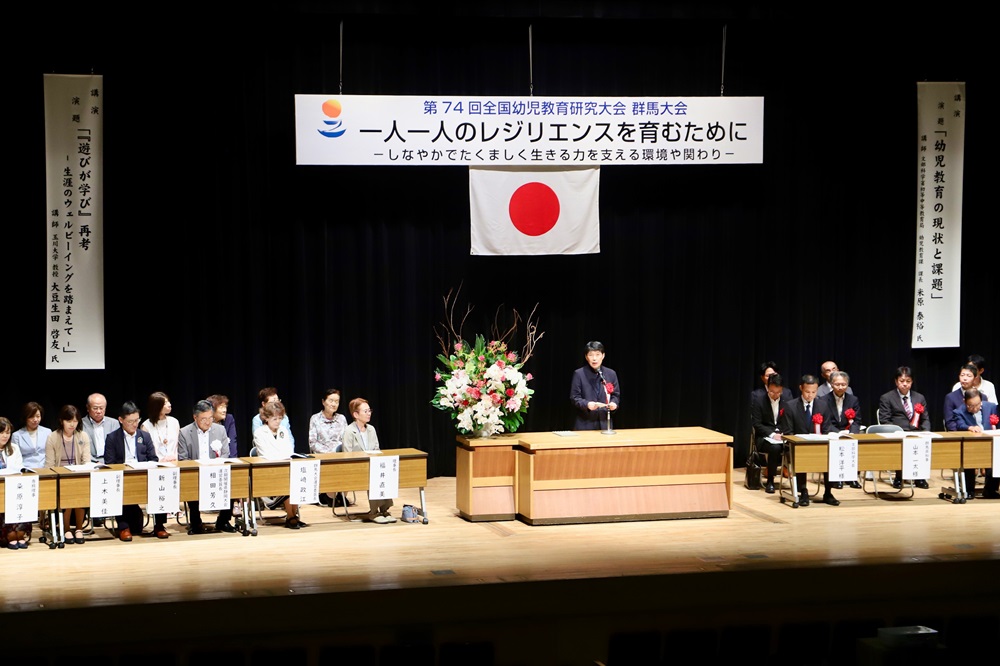 あいさつする山本知事