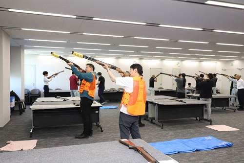 写真：勉強会に出席する山本知事