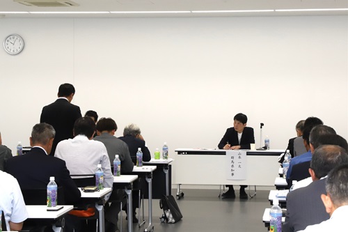 写真：意見交換会に出席する山本知事
