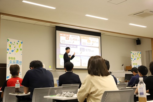 写真：プレゼンテーションを行う山本知事