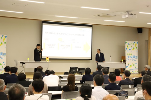写真：山本知事と高崎市の富岡賢治市長
