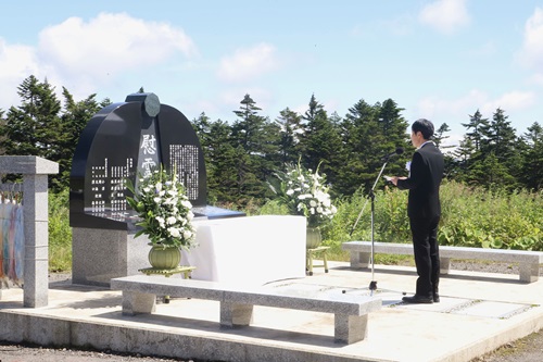 写真：追悼の辞を申し上げる山本知事