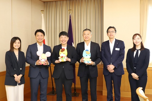 写真：山本知事と東京海上日動火災保険株式会社群馬支店の皆さん