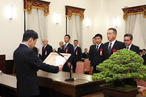 写真：表彰状を朗読する山本知事