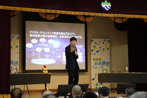 写真：プレゼンテーションを行う山本知事