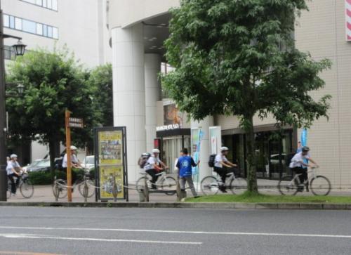 高崎市八島町ワシントンホテル前で街頭啓発を実施する様子の画像