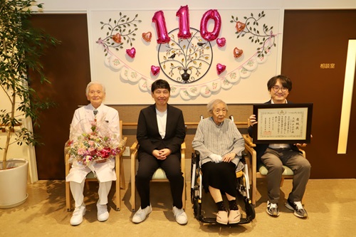 山本知事と出席者の記念写真