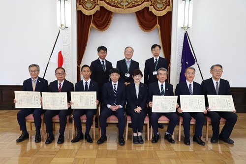 写真：記念撮影する出席者
