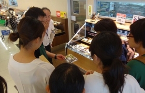 スーパーを見学する学生写真 スーパーを見学する学生写真