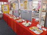 写真:給食レプリカ展示の様子 写真:給食レプリカ展示の様子