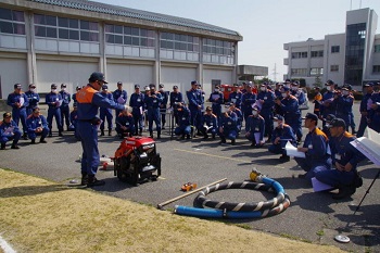 操法実技(小型ポンプ)の写真 操法実技(小型ポンプ)の写真