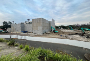 旧水泳場と重機の写真