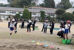 小学校体育授業の公開：陸上運動　走り幅跳びの様子写真